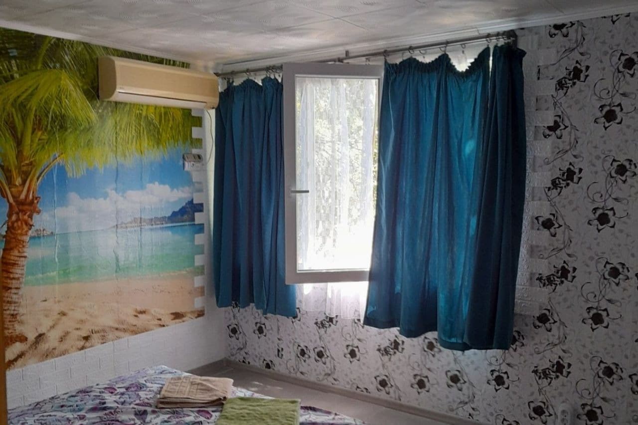 Спалня с фототапет на палми и плаж