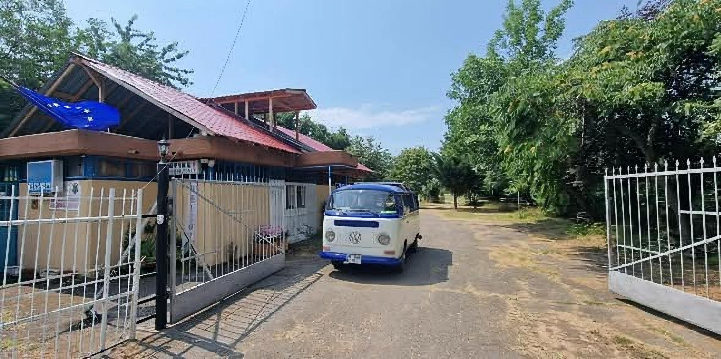 Място за палатка сред дървета с паркирани автомобили