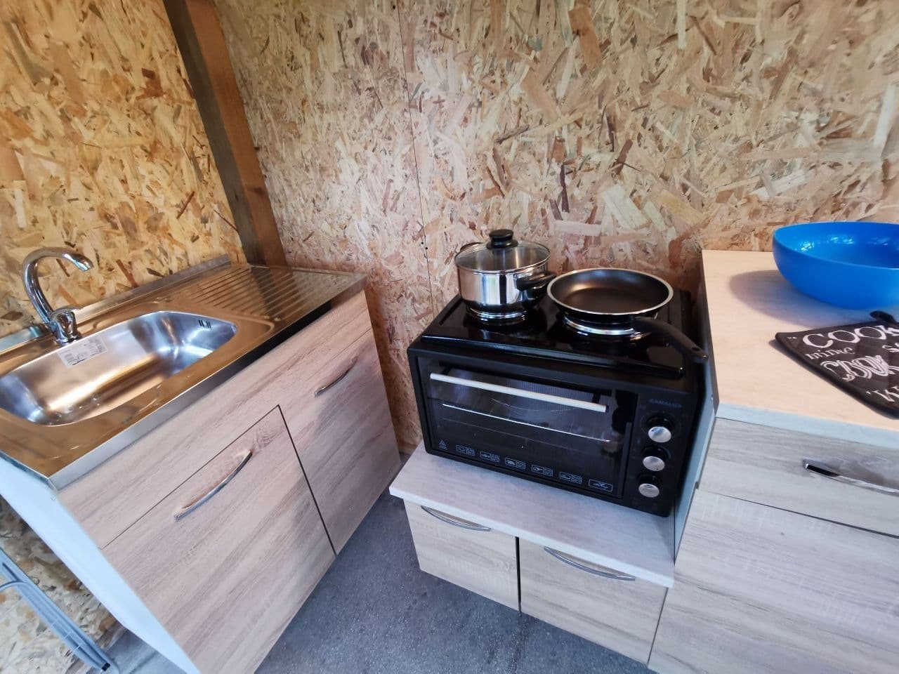 Компактна печка с котлони в кухненския бокс